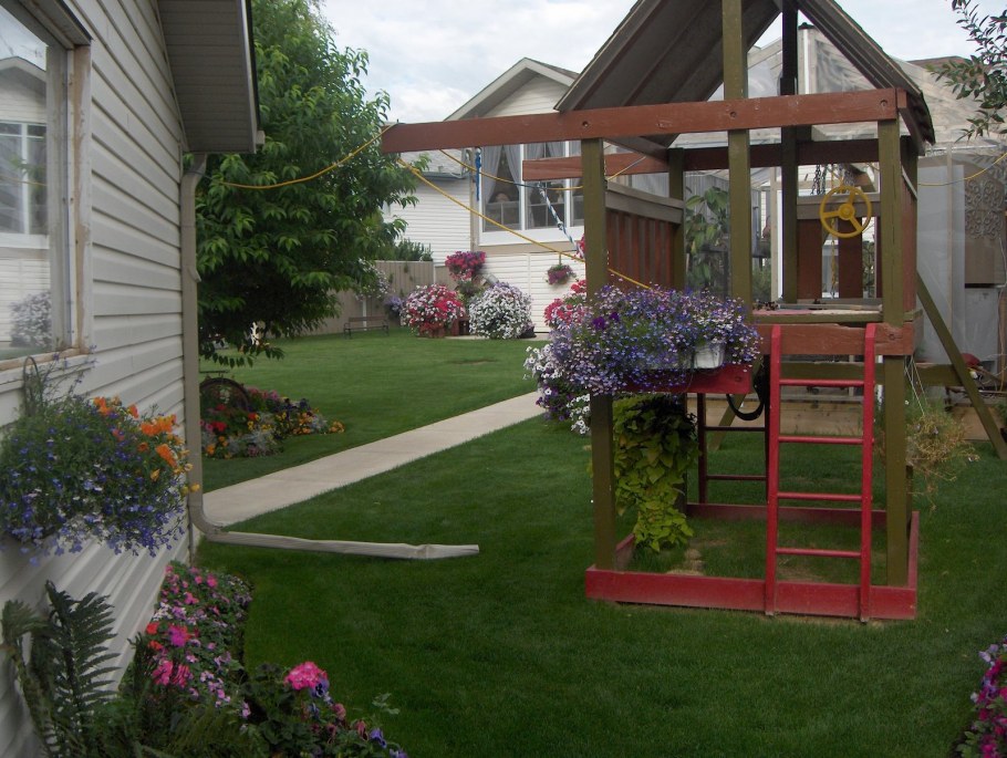 Уютный детский уголок на даче