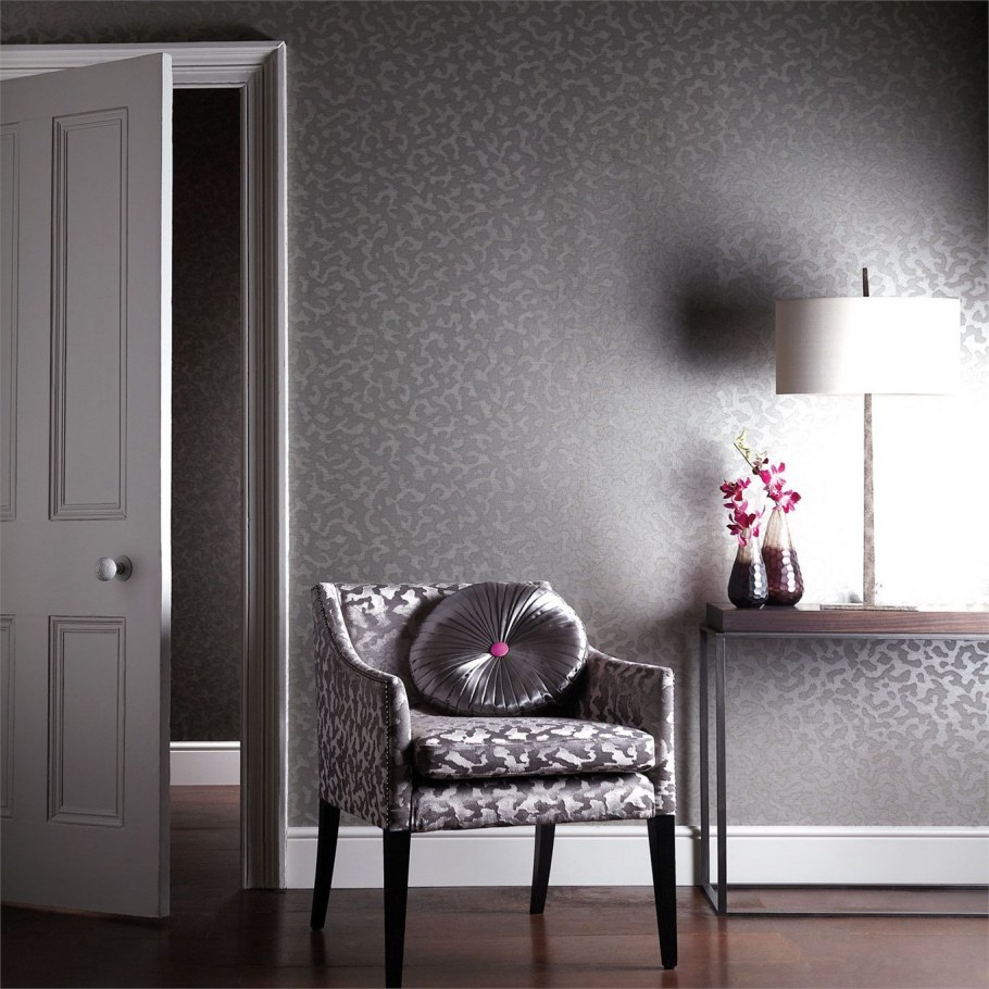 Однотонные серые обои в интерьере