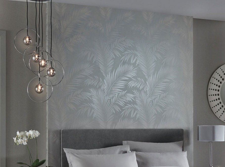 Спальня с одной темной стеной