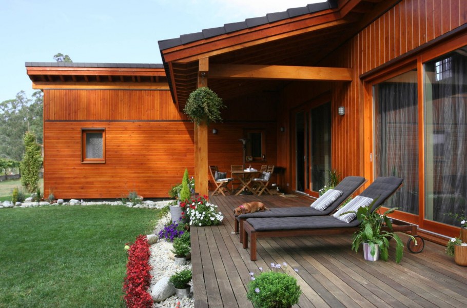 Деревья возле террасы