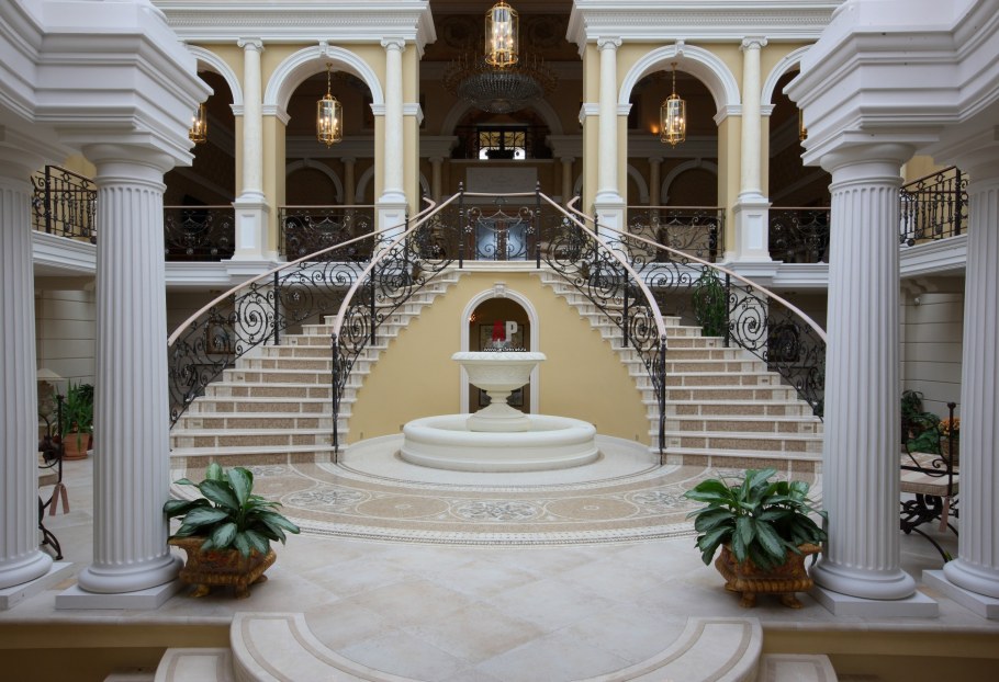 Лестница с колоннами