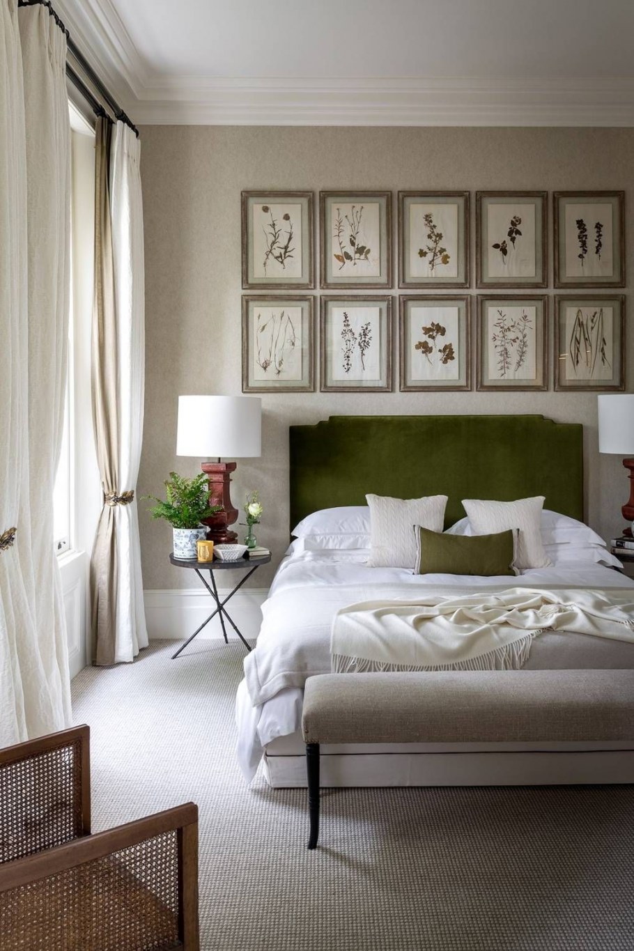 Декор стен в спальне