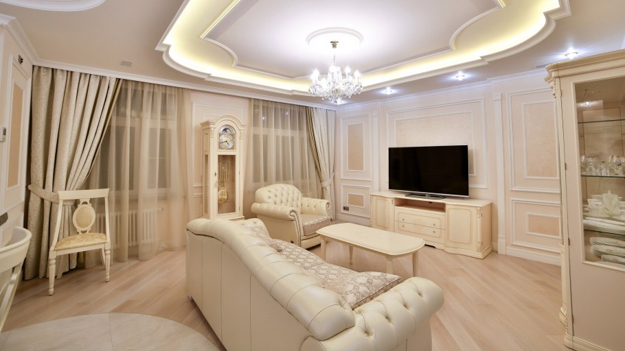 Классические потолки для зала