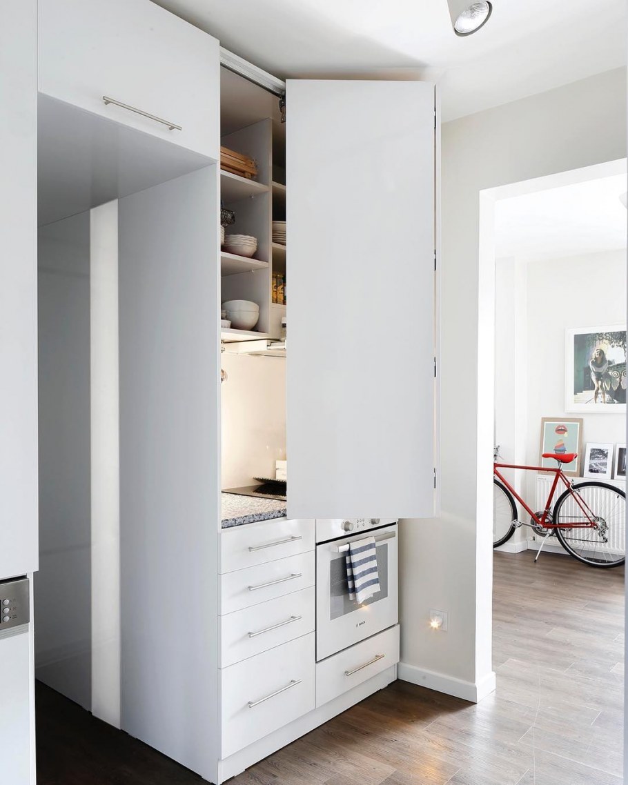 Мини кухня в коридоре студии