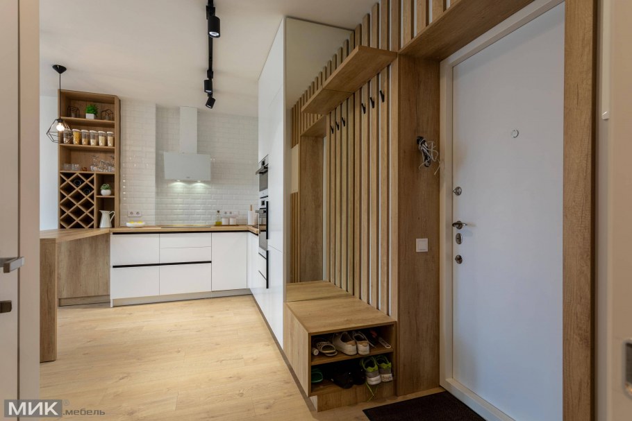 Коридор переходящий в кухню