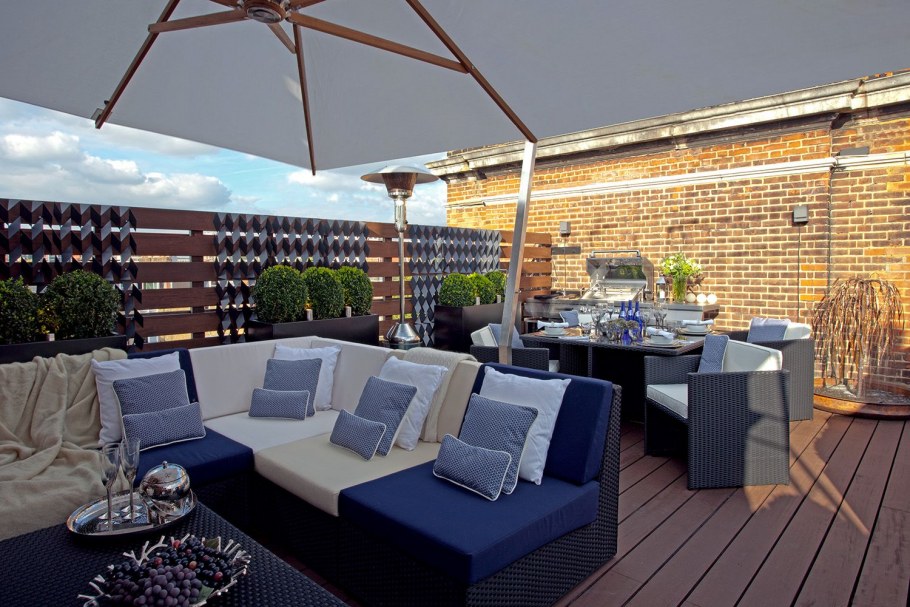 Уютный балкон с диваном