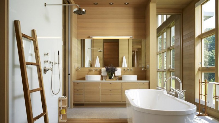 Большая ванная в деревянном доме