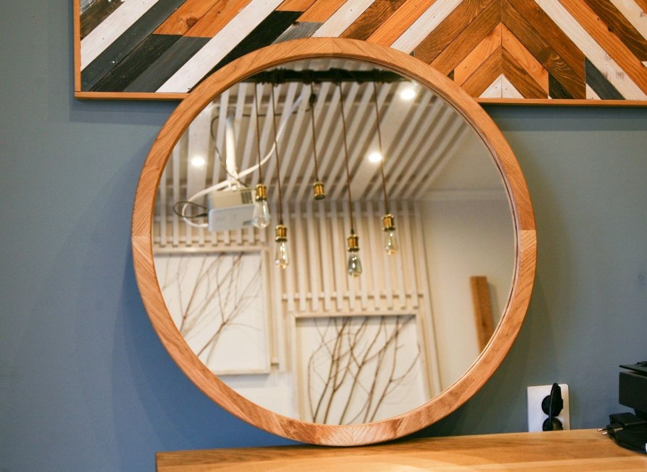 Зеркало круглое с чёрной рамой