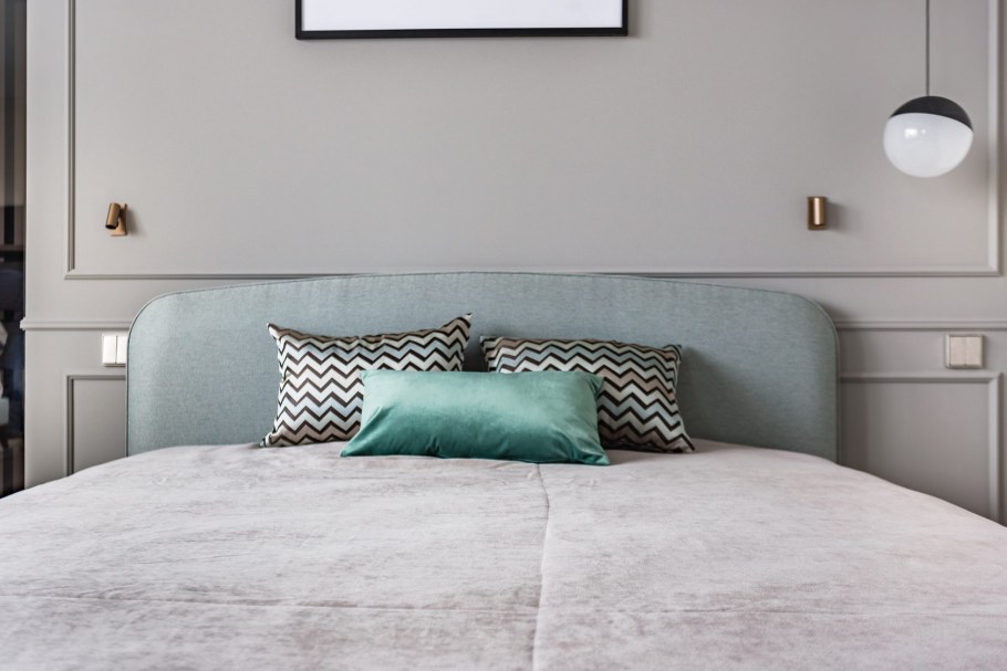 Прихожая с золотой люстрой 2021