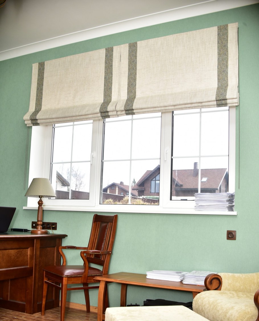 Велюровые римские шторы в интерьере кухни