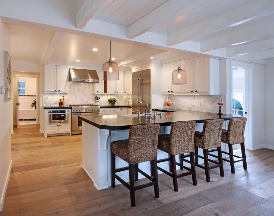 Неоклассика в интерьере гостиной совмещенной с кухней