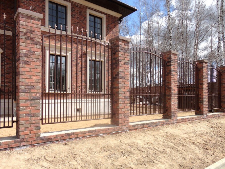Забор из кирпича и металла