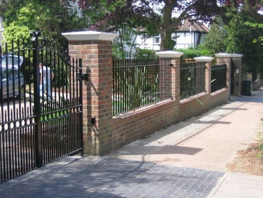 Кирпичный забор в английском стиле