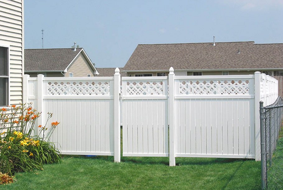 Высокий белый забор