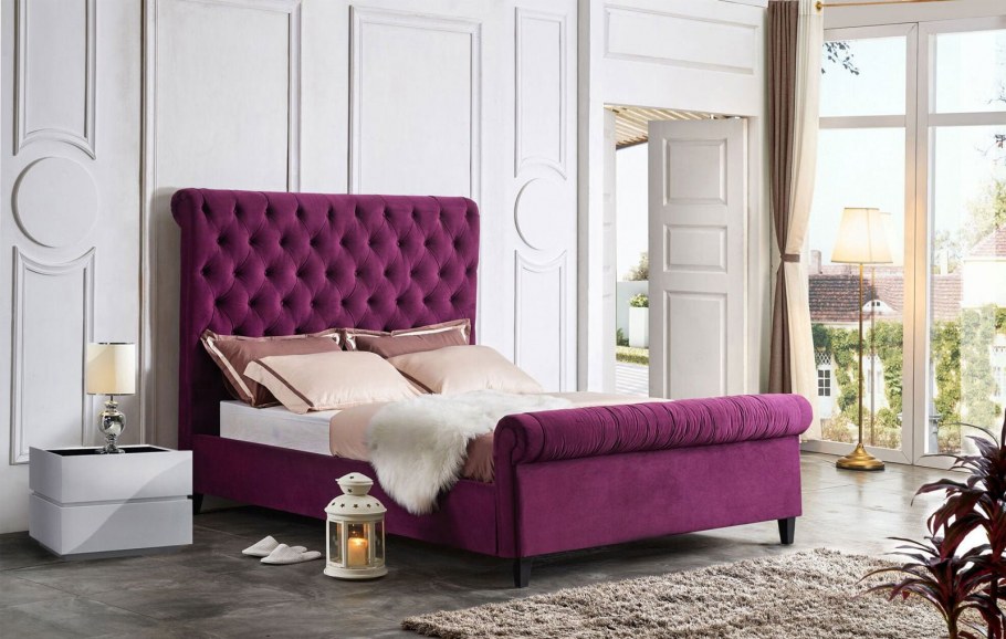 Спальня с сиреневой кроватью