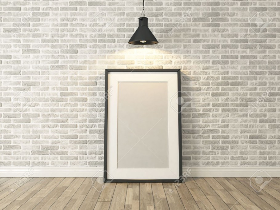 Рамки на белой кирпичной стене