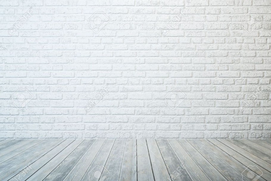 Белая кирпичная стена с полом