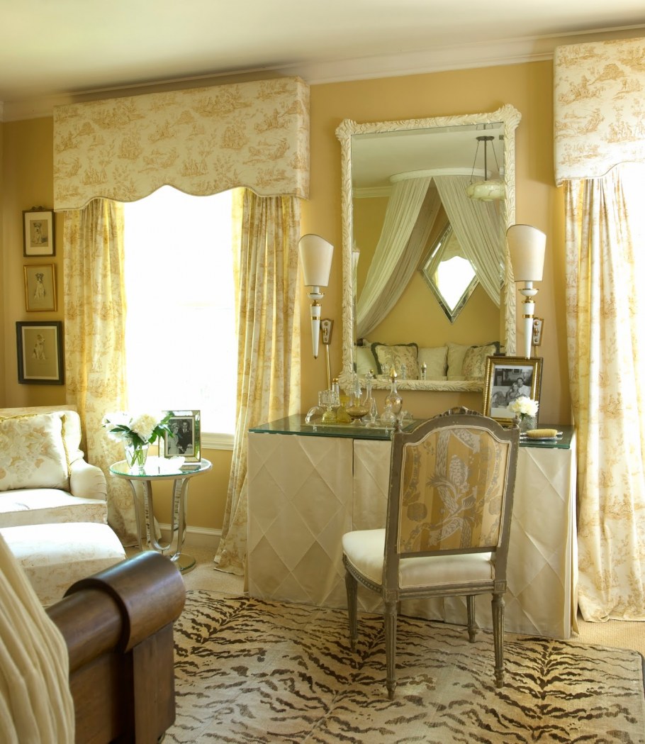 Аксессуары в интерьере в золотом цвете