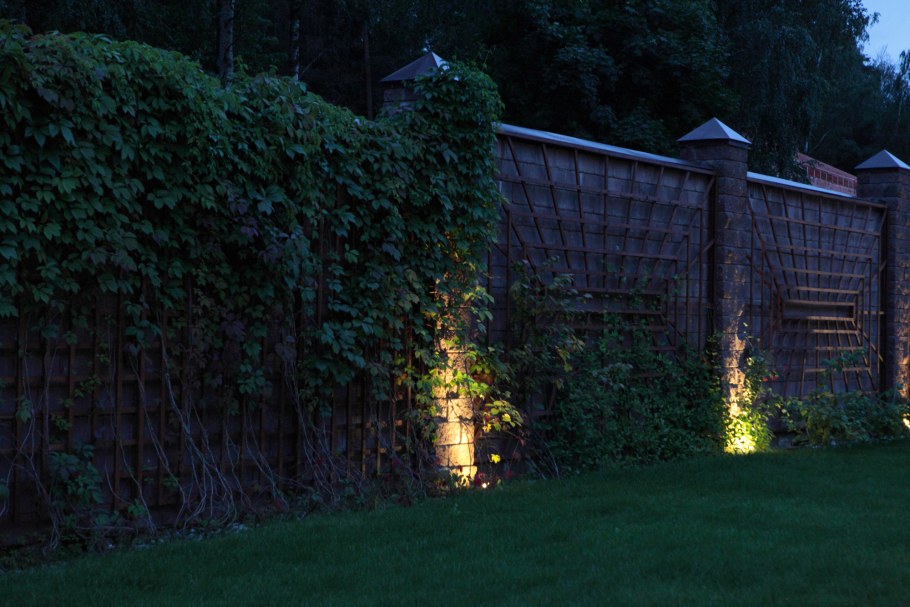 Красивый забор с подсветкой