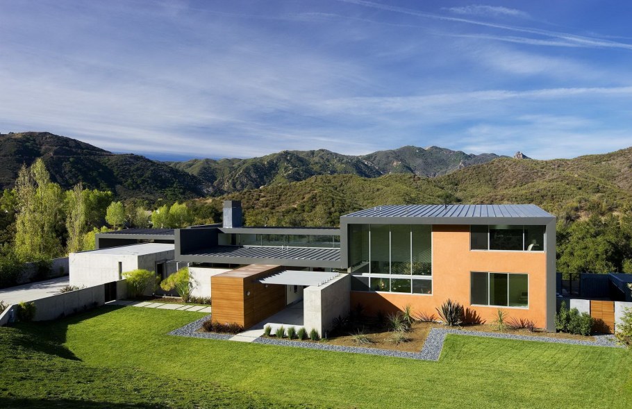 Современный дом у озера Дмитрий кругляк