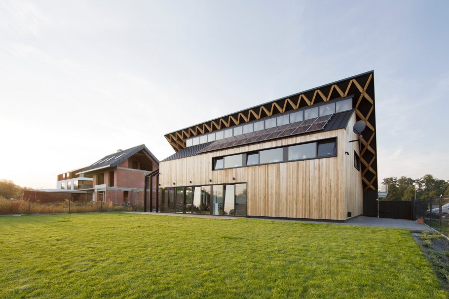 Узкий дом с плоской крышей