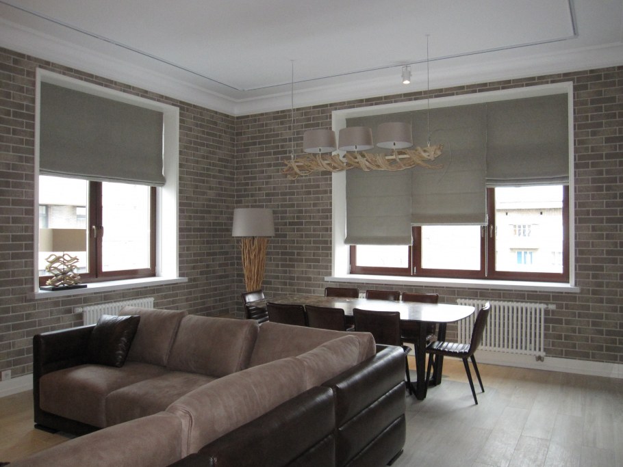 Декоративный кирпич вокруг окна