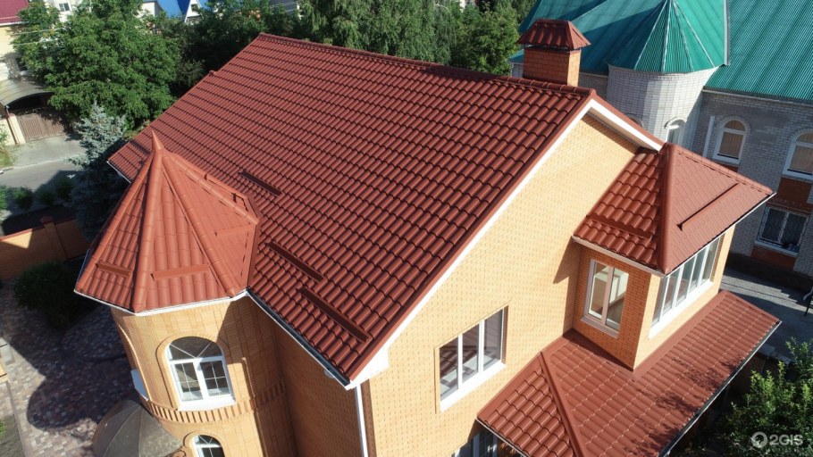 Коричневый дом с красной крышей