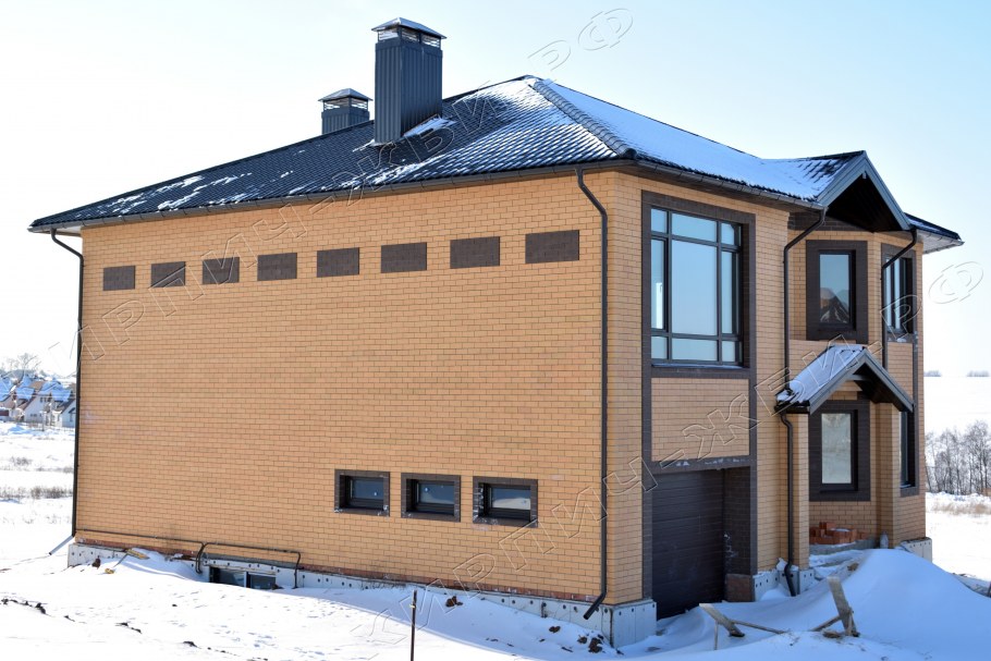 Коричневый дом с красной крышей