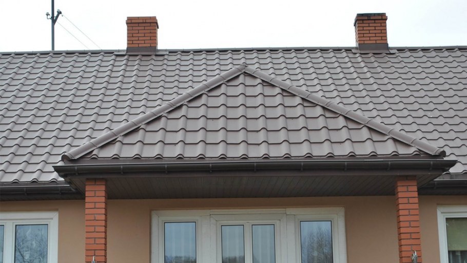 Фасады домов с зеленой крышей