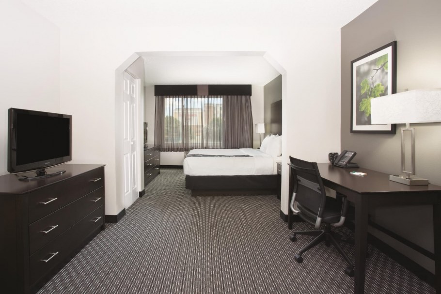 Зеленая дверь современном интерьере