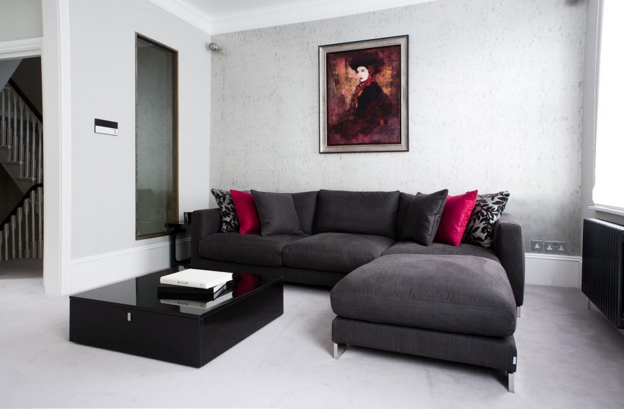 Темный диван в интерьере