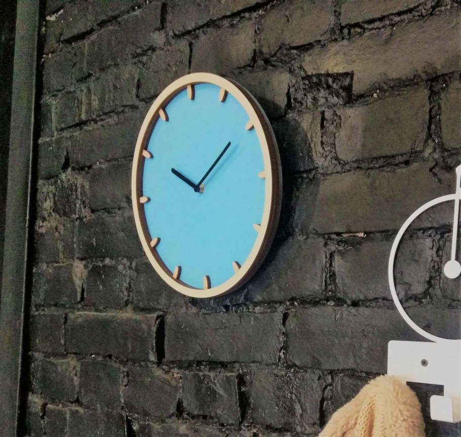 Деревянные часы в интерьере