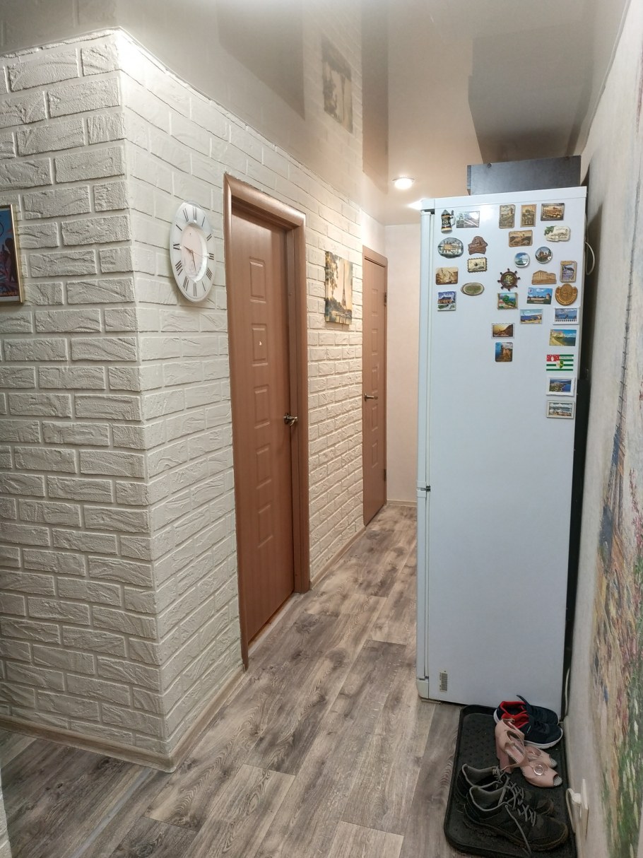 Гостиная с белой кирпичной стеной