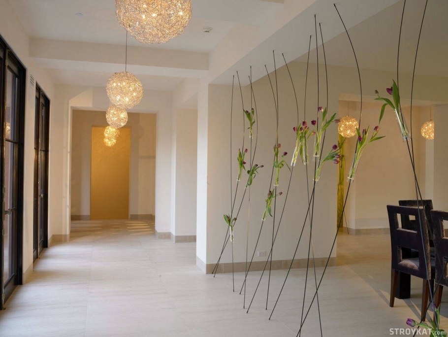 Украшаем перегородки в фойе