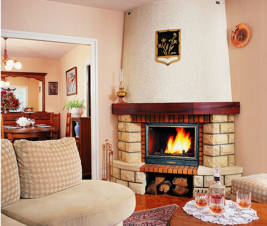 Кирпичный камин в интерьере