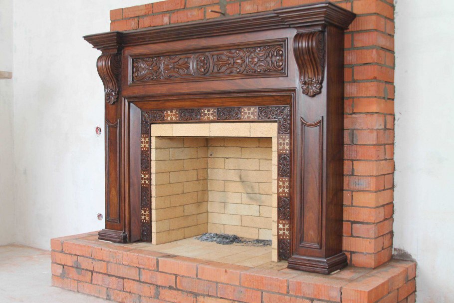 Классический камин из кирпича