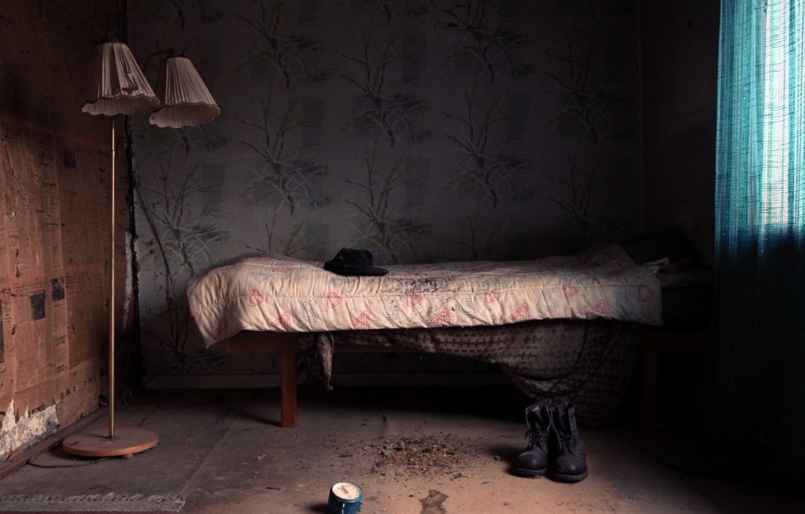 Страшная комната с кроватью