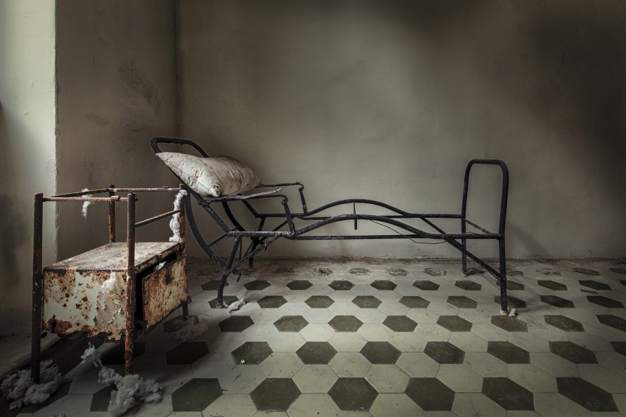 Кровать ужасная Старая