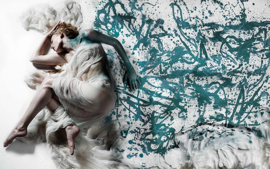 Горы на стене