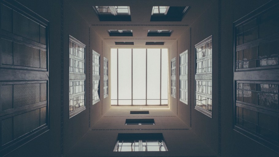 Спальня в темных тонах