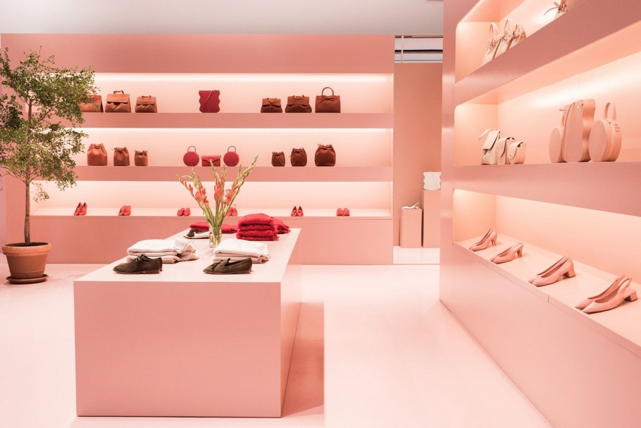 Интерьер магазина в розовых тонах