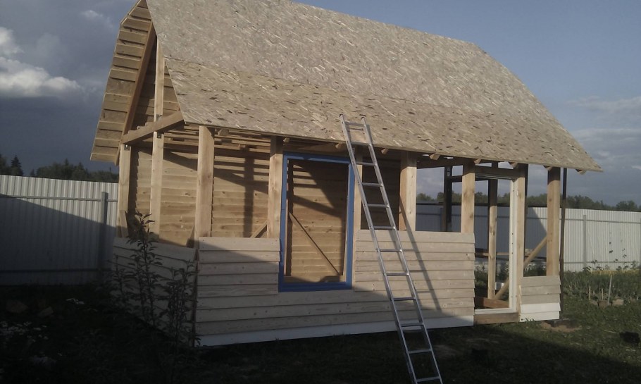 Домик из досок