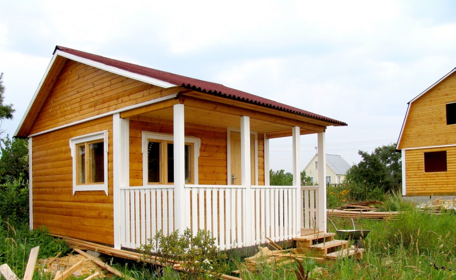 Дачный домик из бруса с верандой
