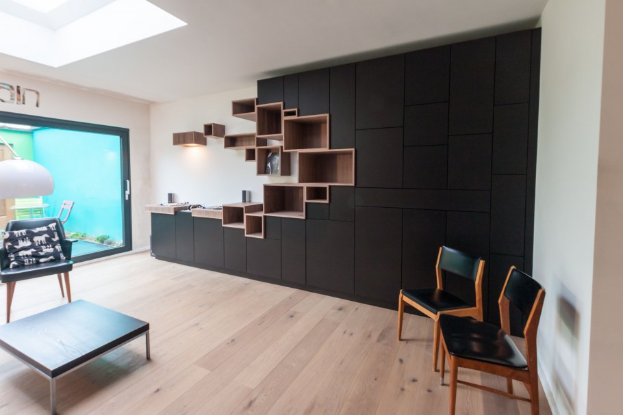 Стеллаж во всю стену в гостиной