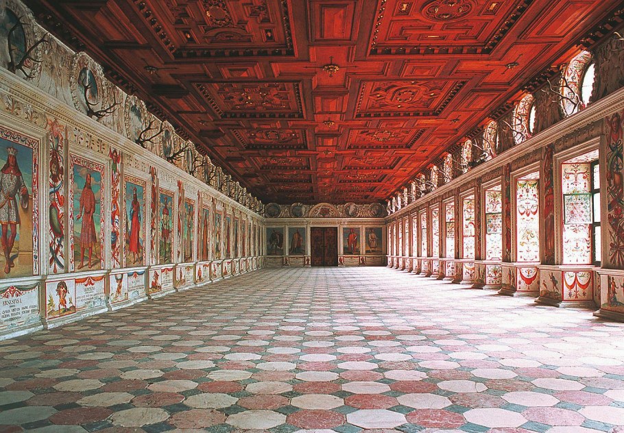 Зал замка изнутри