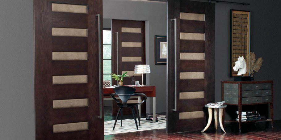 Дверь венге межкомнатная в интерьере с ламинатом Кастелло 4282