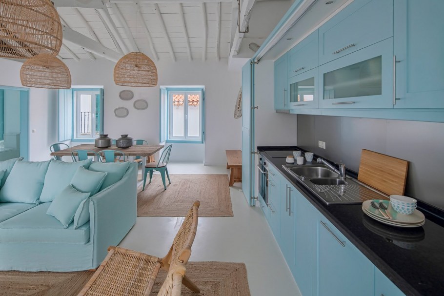 Кухня в небесно голубом цвете
