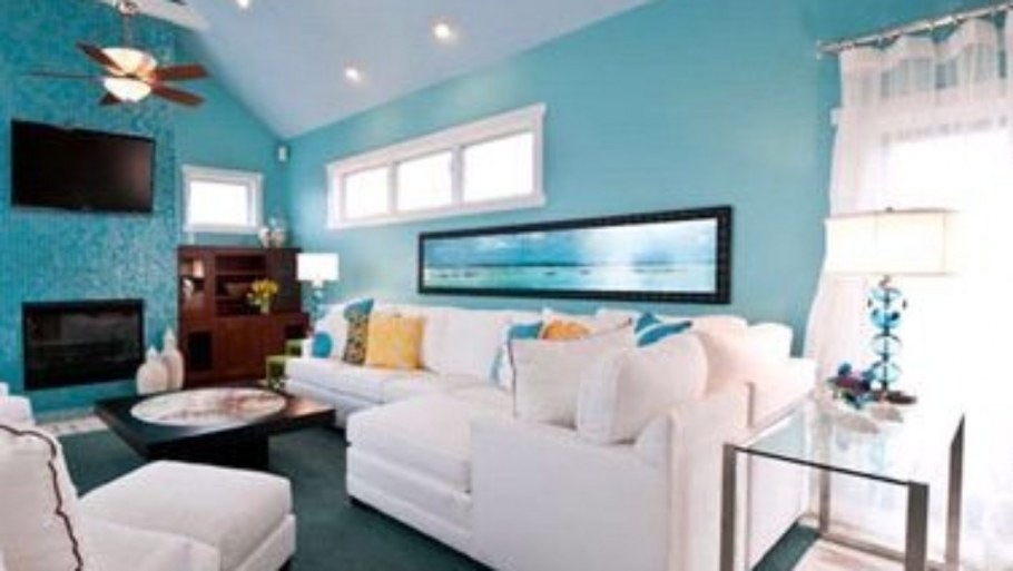Узкая гостиная в бирюзовых тонах с белой мебелью