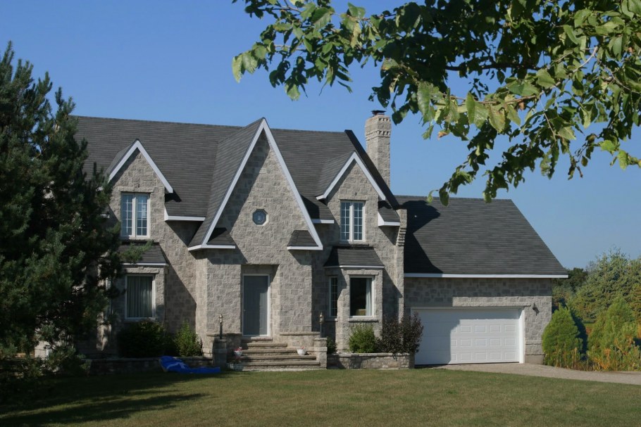 Дом в английском стиле из серого кирпича