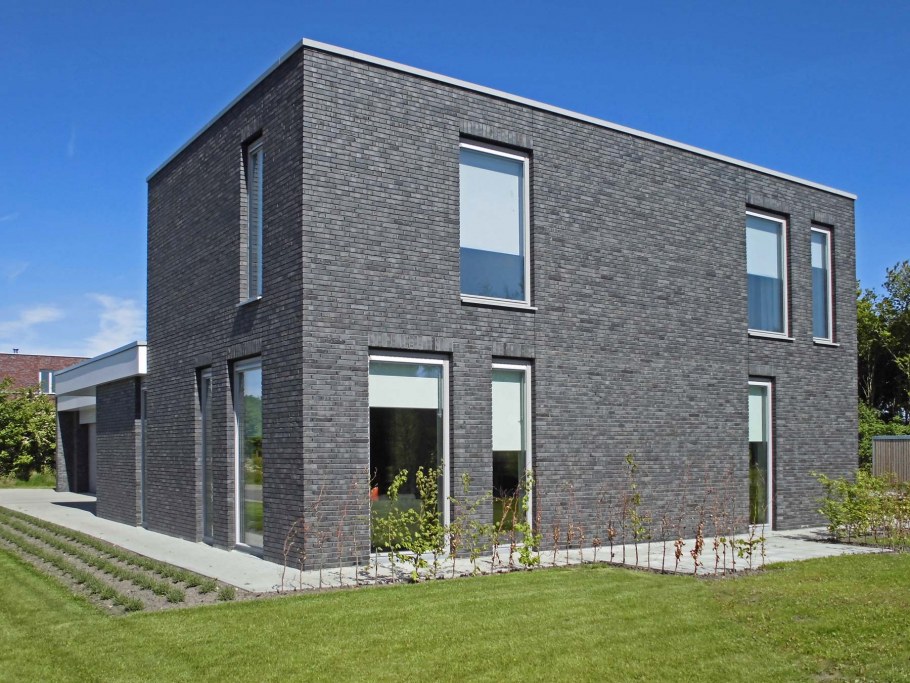 Дом из серого кирпича